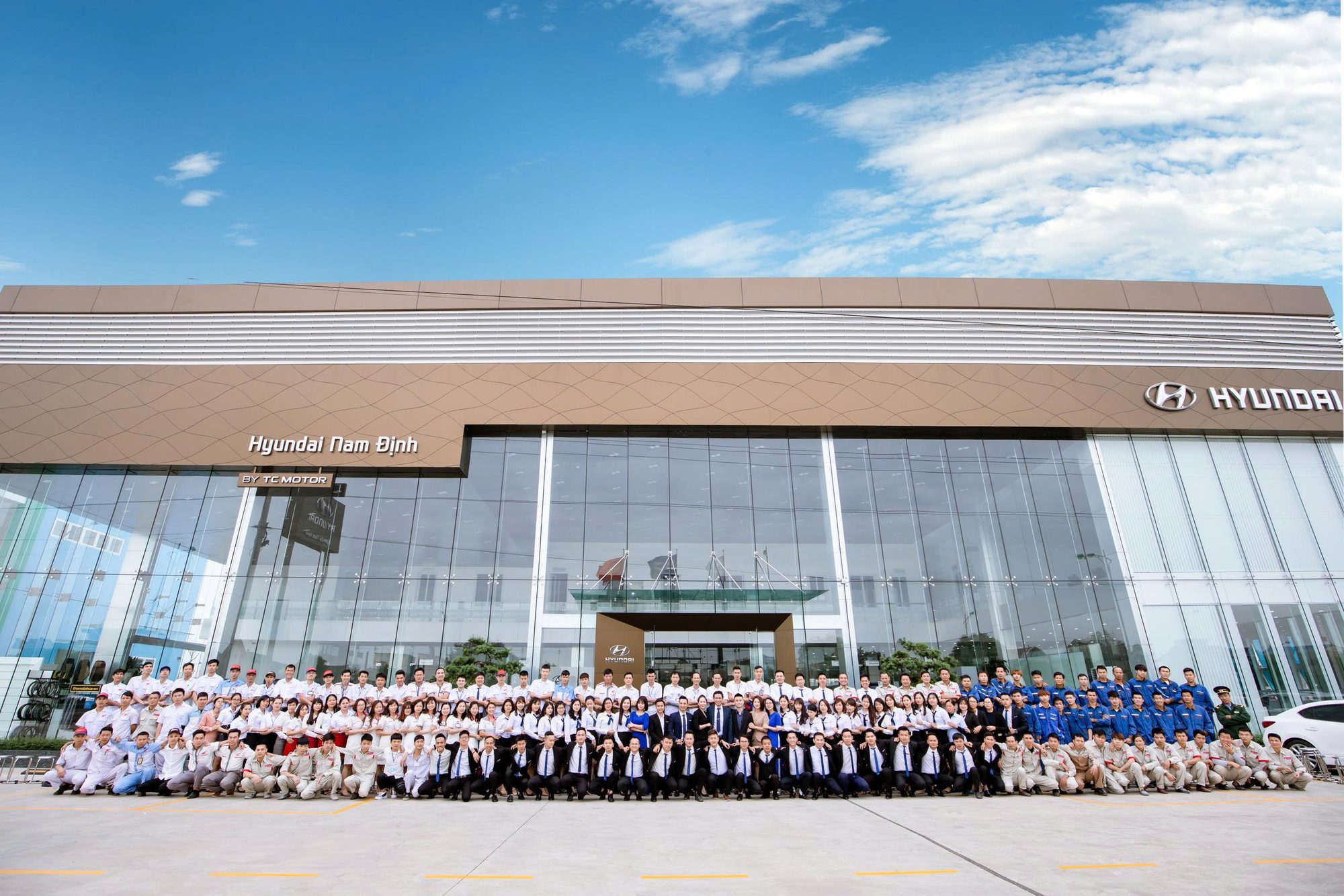 Toàn thể cán bộ nhân viên trước showroom Hyundai Nam Định