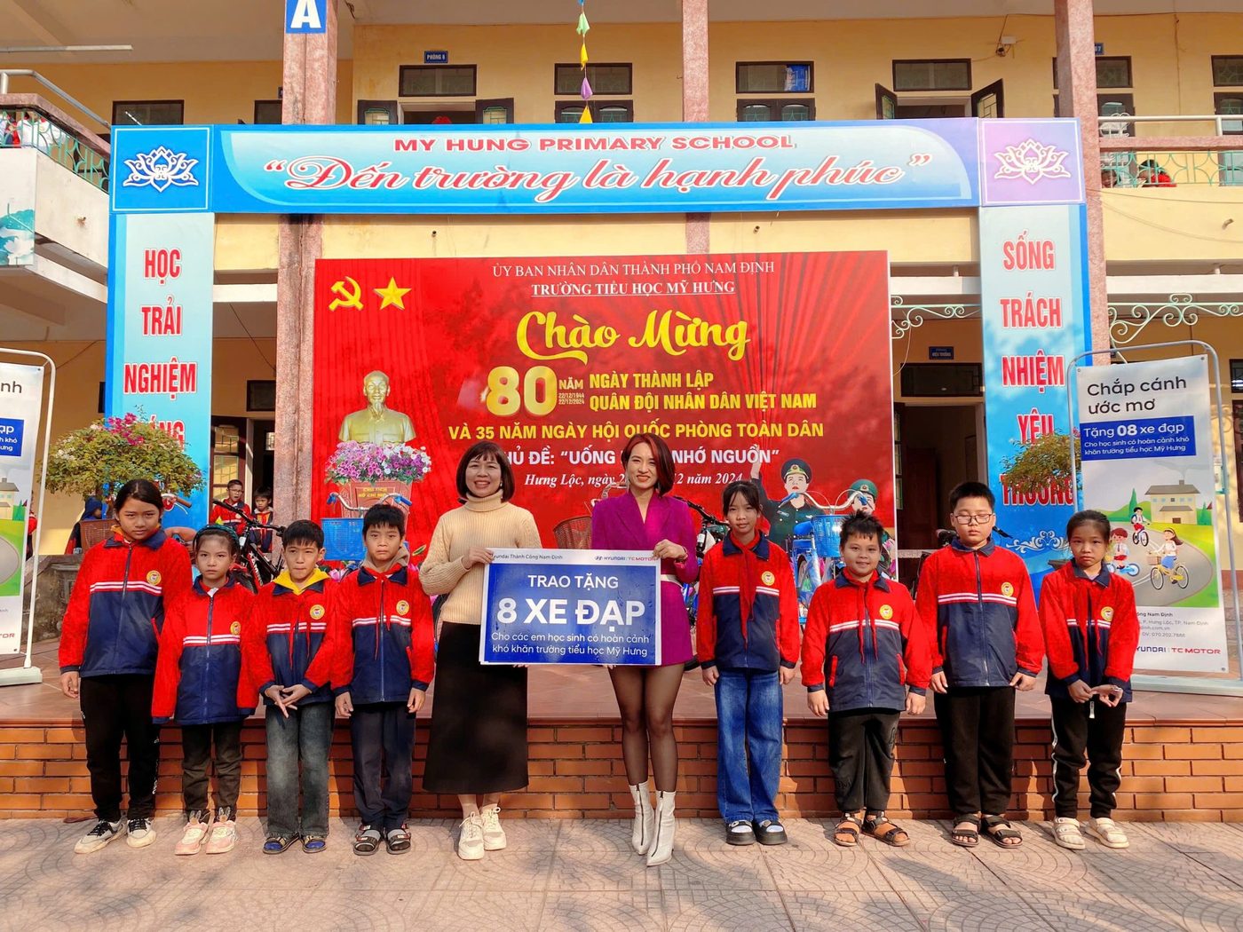 Trao tặng 8 xe đạp cho học sinh có hoàn cảnh khó khăn trường tiểu học Mỹ Hưng